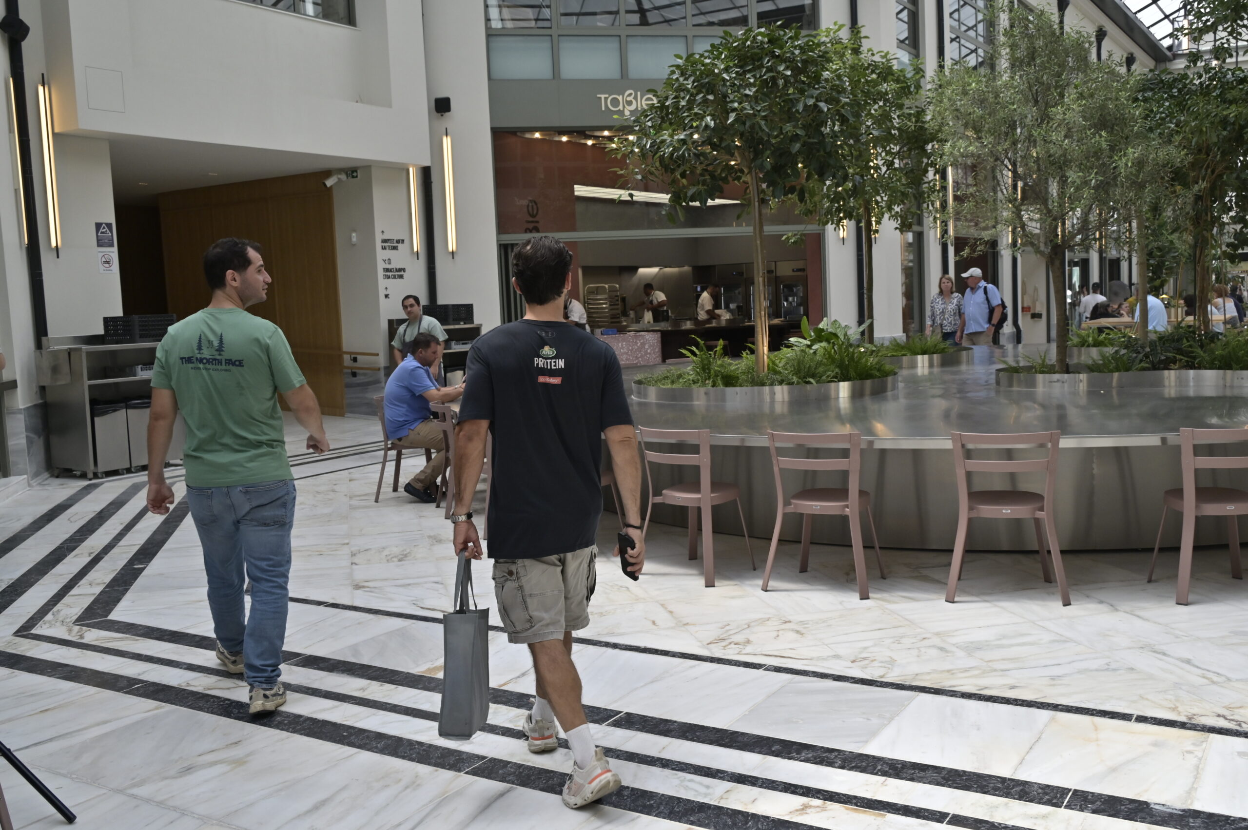 Στιγμιότυπα από την πρώτη μέρα λειτουργίας της ΣΤΟΑΣ στο Μέγαρο Αρσακείου , ένα νέο υβριδικό πολυχώρο γαστρονομίας , εκπαίδευσης, εμπορίου και πολιτισμού.