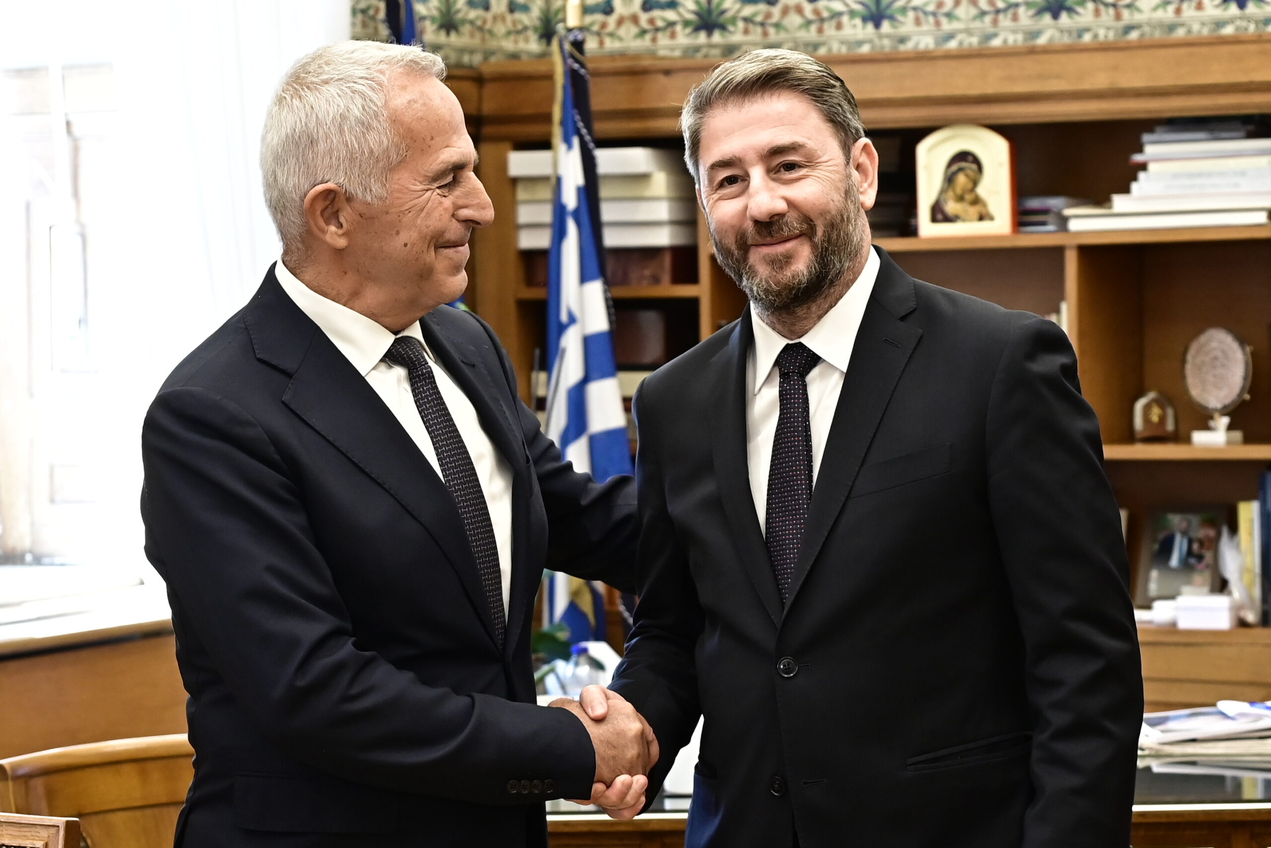 Συνάντηση του προέδρου του ΠΑΣΟΚ-Κινήματος Αλλαγής, Νίκου Ανδρουλάκη με τον ανεξάρτητο βουλευτή Ευάγγελο Αποστολάκη στο γραφείο του στη Βουλή. Δευτέρα 5 Οκτωβρίου 2026