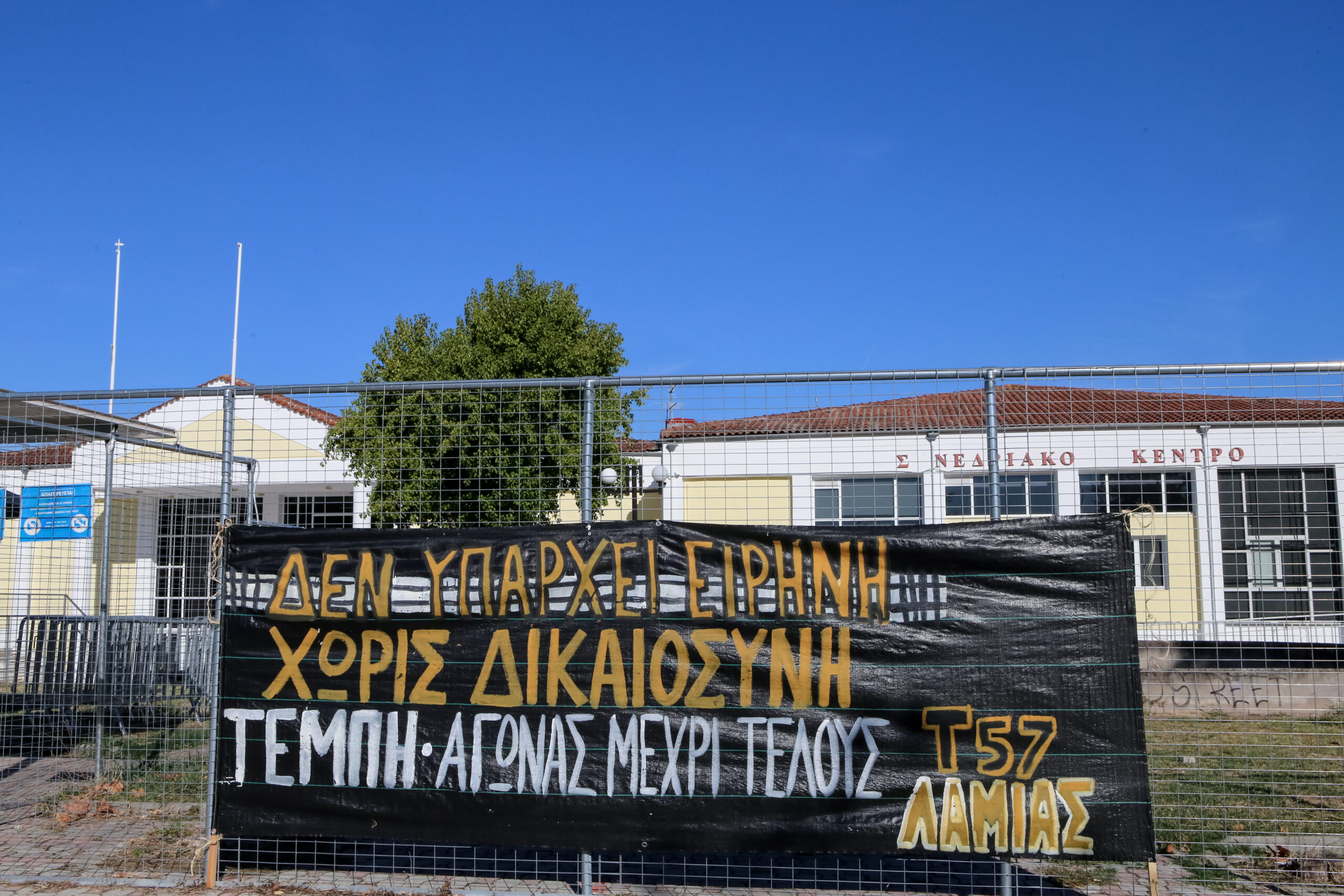 Δίκη για τα Τέμπη: Με τη φωτογραφία της κόρης του στα χέρια κατέθεσε ο Ηλίας Παπαγγελής
