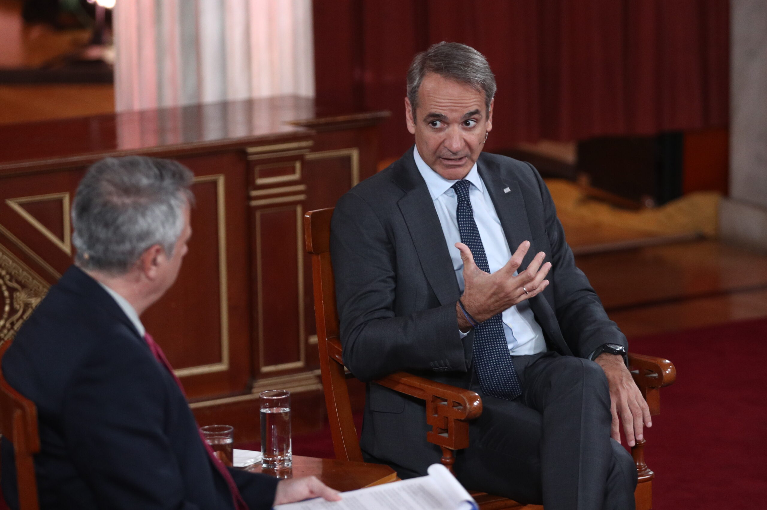 «Διάλογοι για την Αθήνα»: Ο πρωθυπουργός συζητά με τον συγγραφέα Ντάνιελ Μέντελσον (Βίντεο)