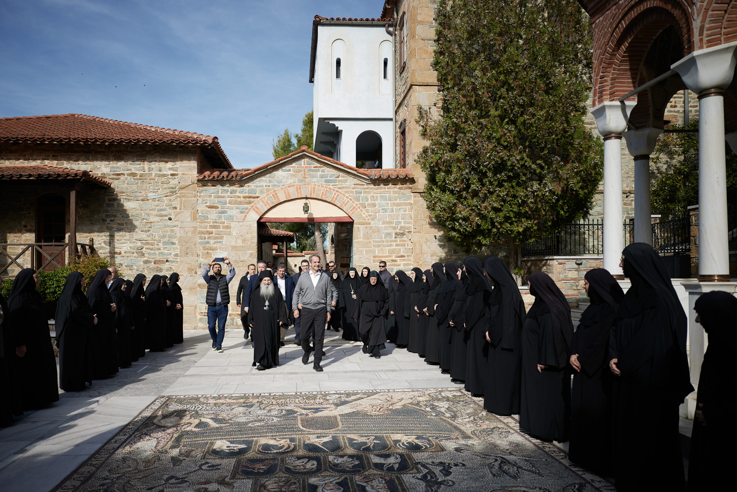 Στη Χαλκιδική ο Κυριάκος Μητσοτάκης – Προσκύνημα στην Ιερά Μονή Ευαγγελισμού της Θεοτόκου και συνάντηση με αλιείς στην Αρναια
