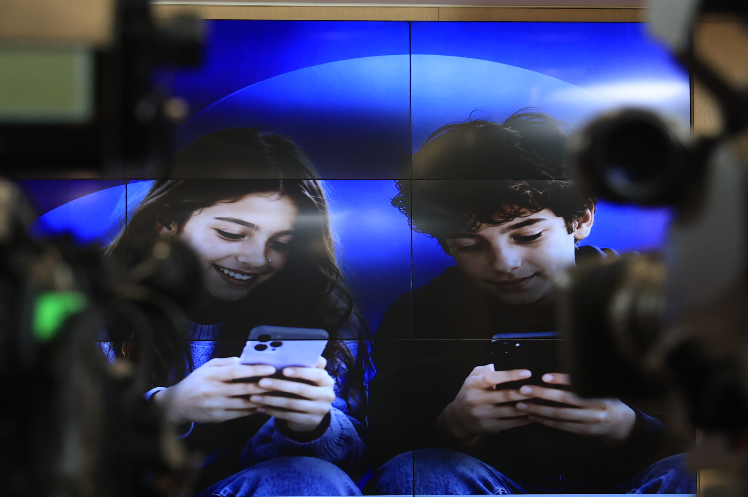 Social media: Απαγόρευση για παιδιά κάτω των 15 ετών – Στη Βουλή το νομοσχέδιο – Προστασία των ανηλίκων ή νόμος με «παράθυρα»;
