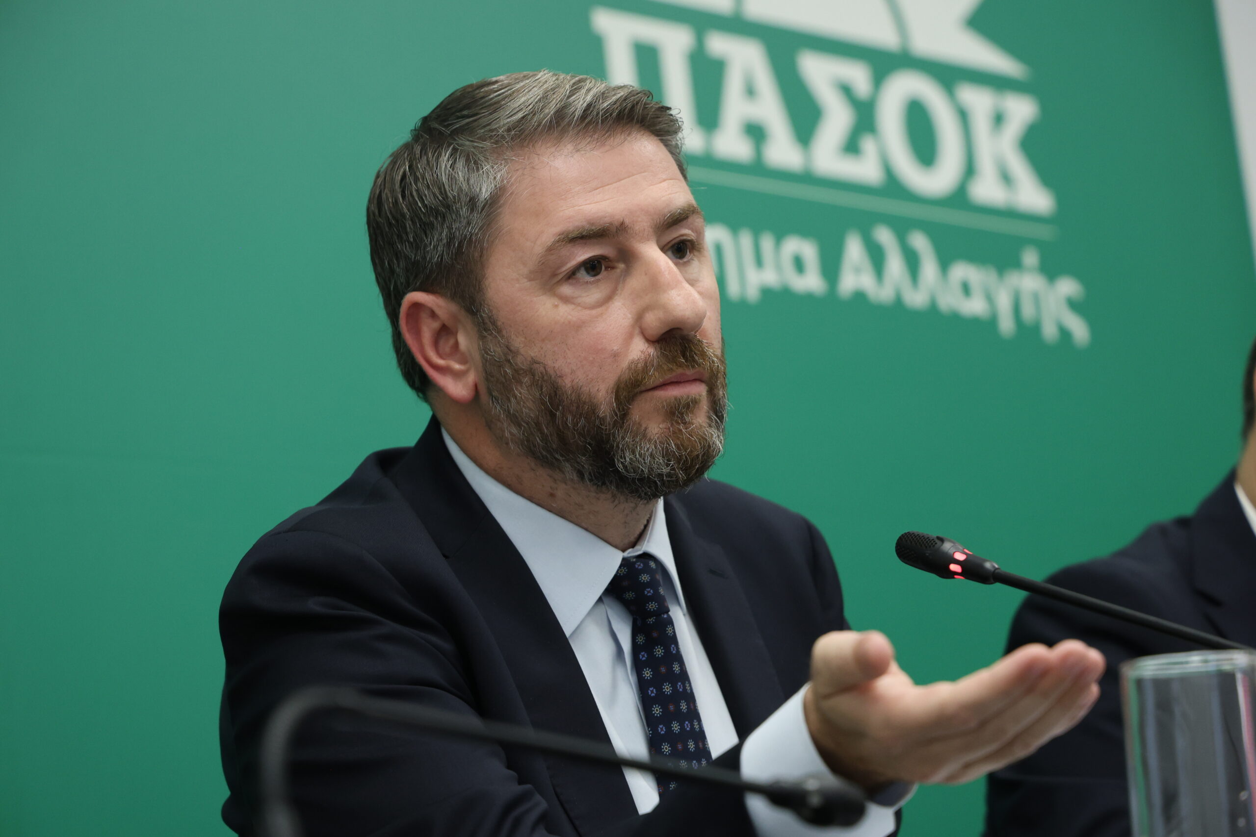Ο Πρόεδρος του ΠΑΣΟΚ-Κίνηματος Αλλαγής, Νίκος Ανδρουλάκης, παρουσίασε την πρόταση νόμου για το ιδιωτικό χρέος στο πλαίσιο συνέντευξης τύπου με την υπεύθυνη Κ.Τ.Ε. Ιδιωτικού Χρέους Μιλένα Αποστολάκη και τον Γραμματέα του Τομέα Ιδ. Χρέους και Προστασίας Δανειοληπτών Δημήτρη Σπυράκο. Τρίτη 13 Οκτωβρίου 2026