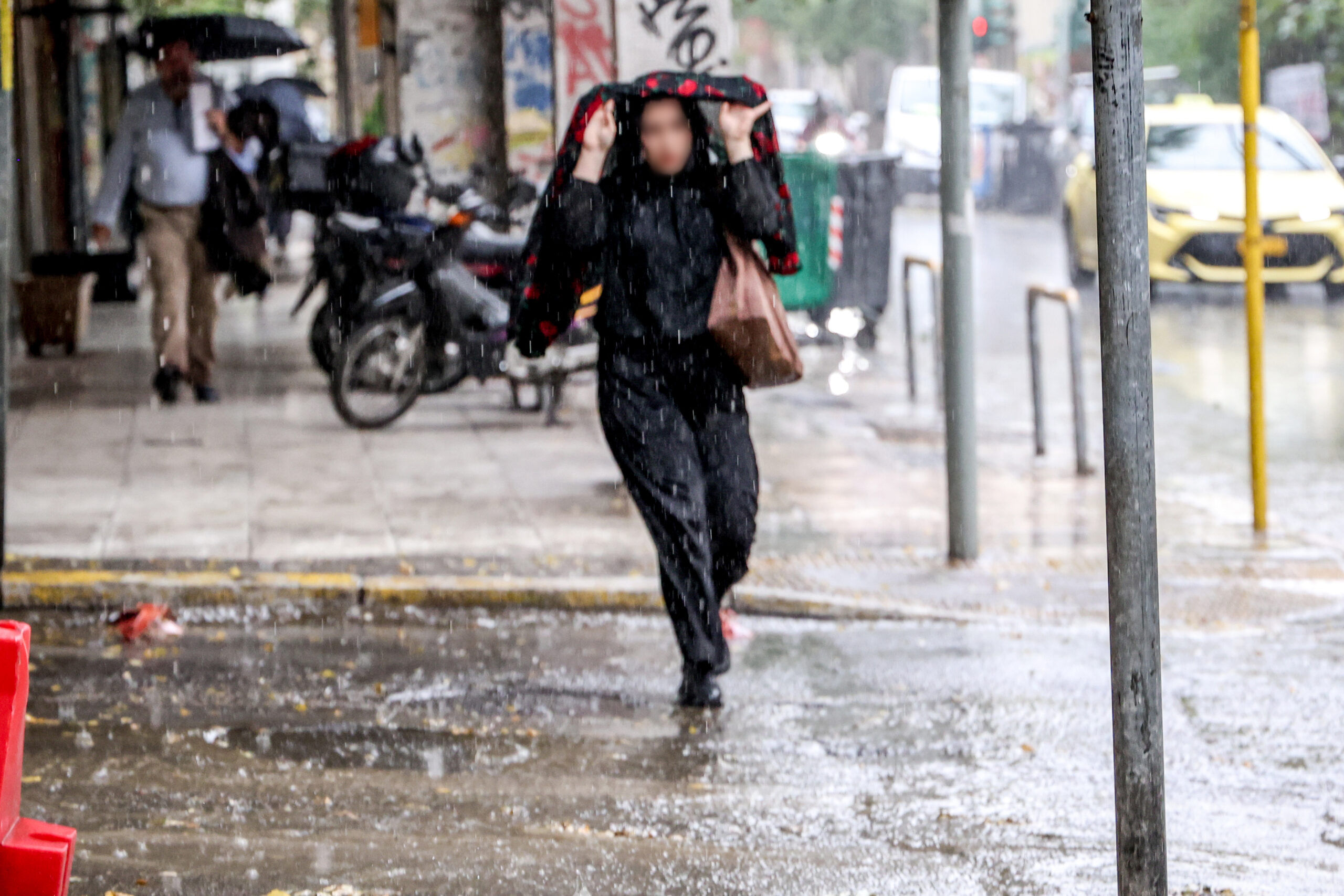 «Άνοιξαν οι ουρανοί» στην Αττική: Ποιες περιοχές θα επηρεαστούν τις επόμενες ώρες (Βίντεο)