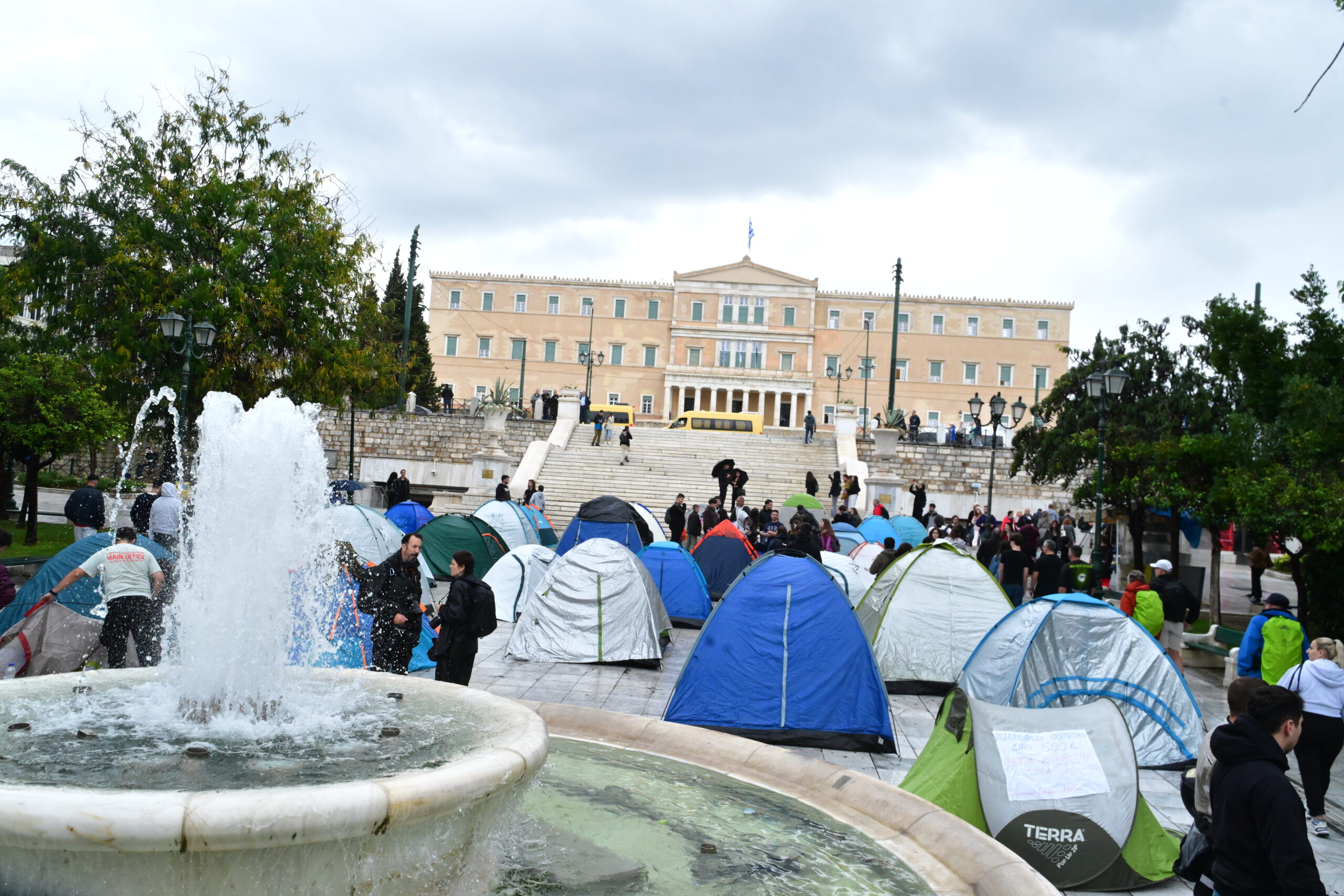Κόντρα στη βροχή, οι φοιτητές κατασκηνώνουν στο Σύνταγμα – Διαμαρτυρία για ενοίκια και κόστος σπουδών (Εικόνες)