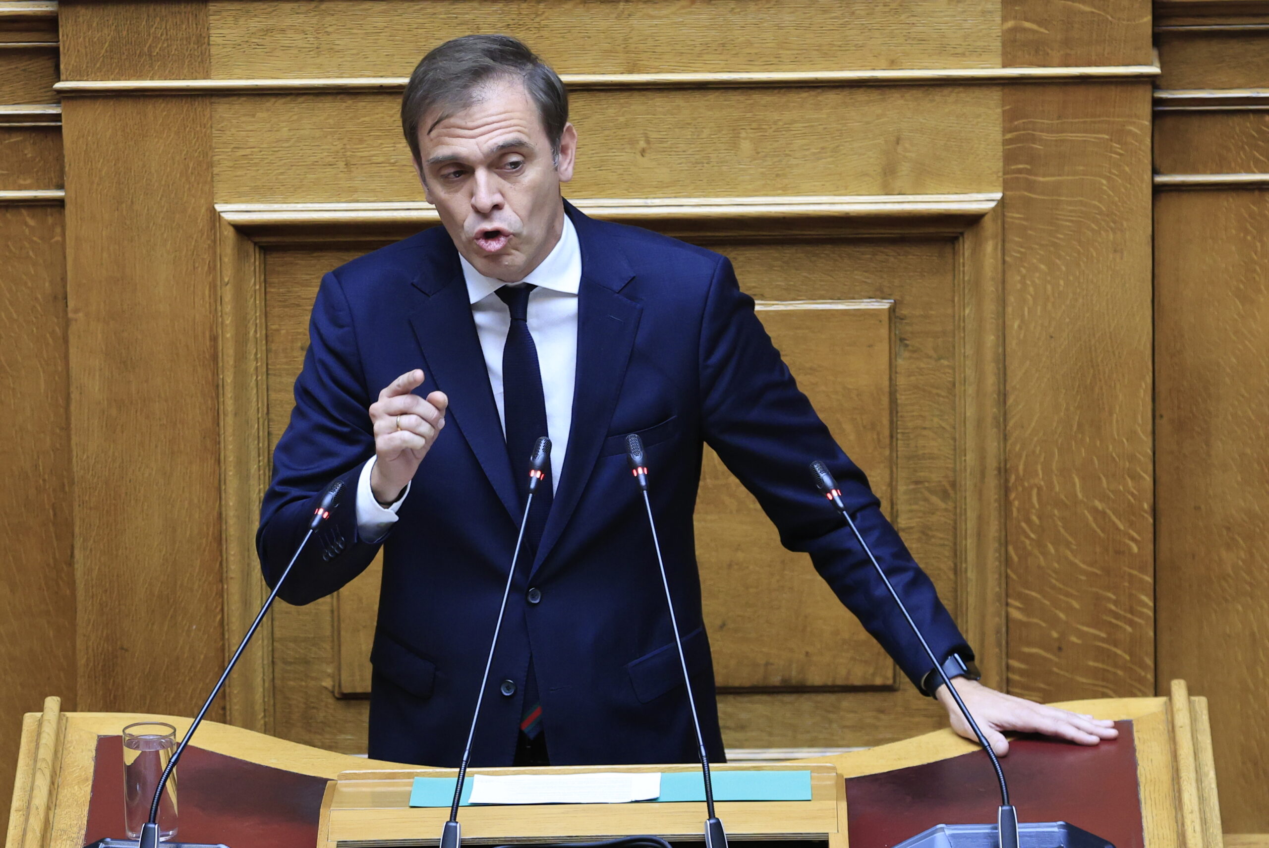 Αντιπολιτευτικά πυρά στη Βουλή για Γκιλφόιλ – Οι σχέση με τις ΗΠΑ δεν εξαρτάται από τους πρέσβεις, απάντησε η ΝΔ
