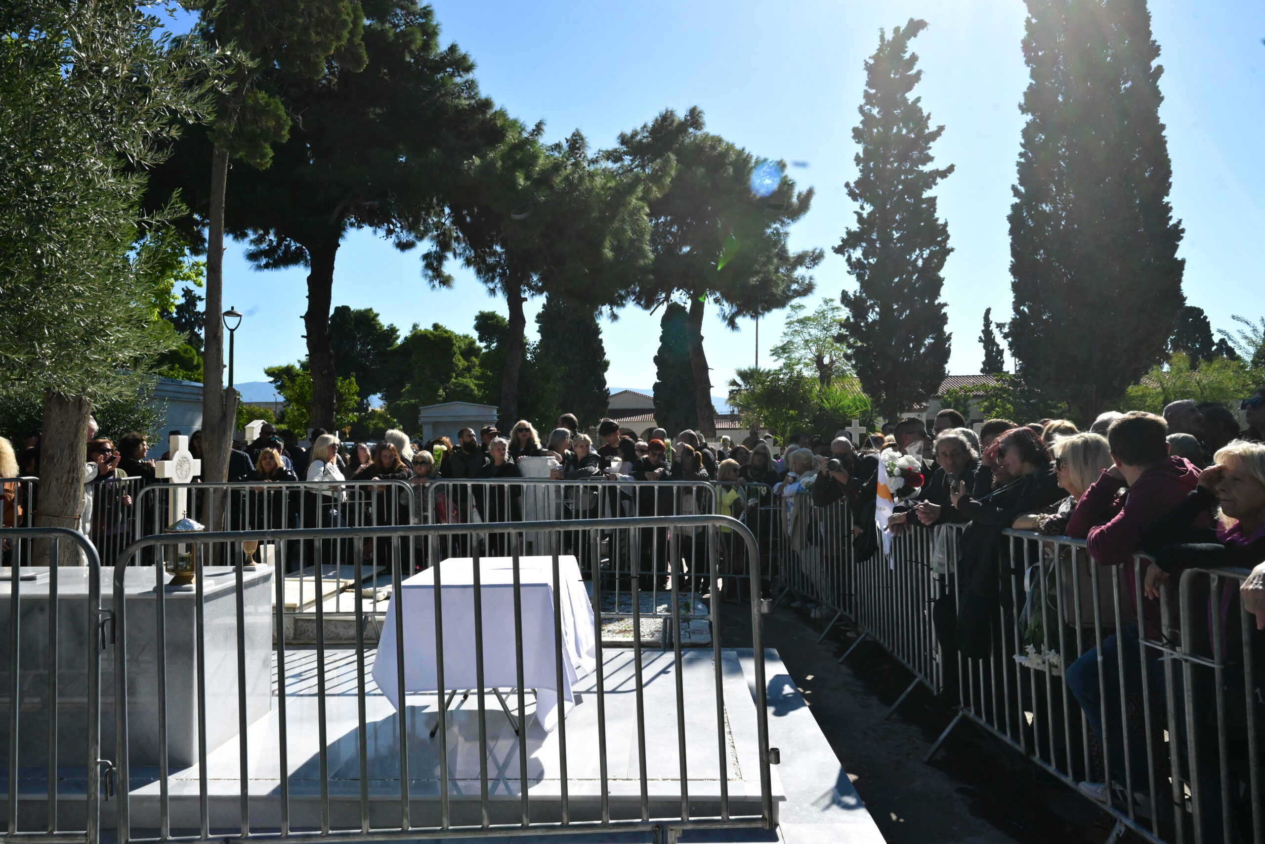 Μνημόσυνο Γιώργου Μαζωνάκη: Συντετριμμένη η οικογένειά του – Με το «Ανήκω σε μένα», σημειώματα τον αποχαιρέτησαν οι φίλοι του (φωτό & βίντεο)