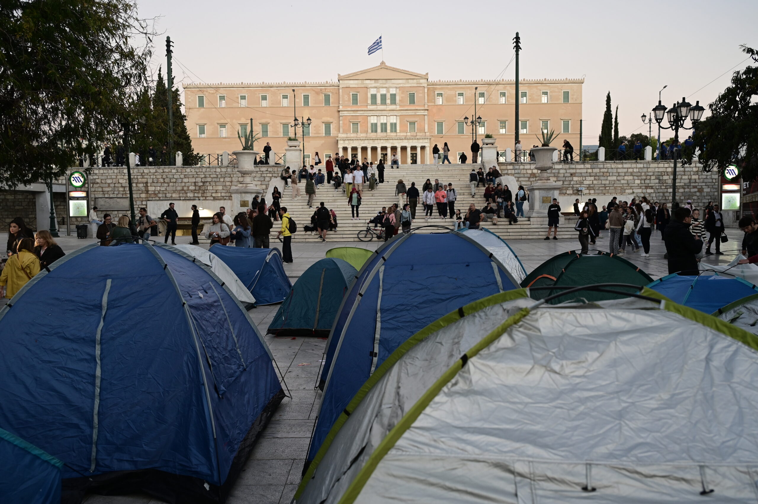 Συγκέντρωση και συναυλία πραγματοποιήθηκαν στην πλατεία Συντάγματος, με τη συμμετοχή φοιτητικών συλλόγων, στο πλαίσιο φοιτητικής κινητοποίησης. Οι φοιτητές διαμαρτυρήθηκαν για το υψηλό κόστος ζωής και τη φοιτητική στέγη, καθώς και για τις συνθήκες διεξαγωγής των μαθημάτων. Τρίτη 20 Οκτωβρίου 2026