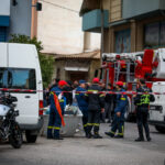 Έκρηξη σημειώθηκε στην είσοδο πολυκατοικίας στην περιοχή της Ακαδημίας Πλάτωνος, προκαλώντας αναστάτωση. Από το περιστατικό τραυματίστηκαν δύο αστυνομικοί, ενώ οι αρμόδιες αρχές διερευνούν τις συνθήκες κάτω από τις οποίες σημειώθηκε η έκρηξη.Τεταρτη 21 Οκτωβριου 2026