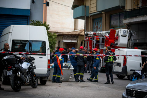 Έκρηξη σημειώθηκε στην είσοδο πολυκατοικίας στην περιοχή της Ακαδημίας Πλάτωνος, προκαλώντας αναστάτωση. Από το περιστατικό τραυματίστηκαν δύο αστυνομικοί, ενώ οι αρμόδιες αρχές διερευνούν τις συνθήκες κάτω από τις οποίες σημειώθηκε η έκρηξη.Τεταρτη 21 Οκτωβριου 2026