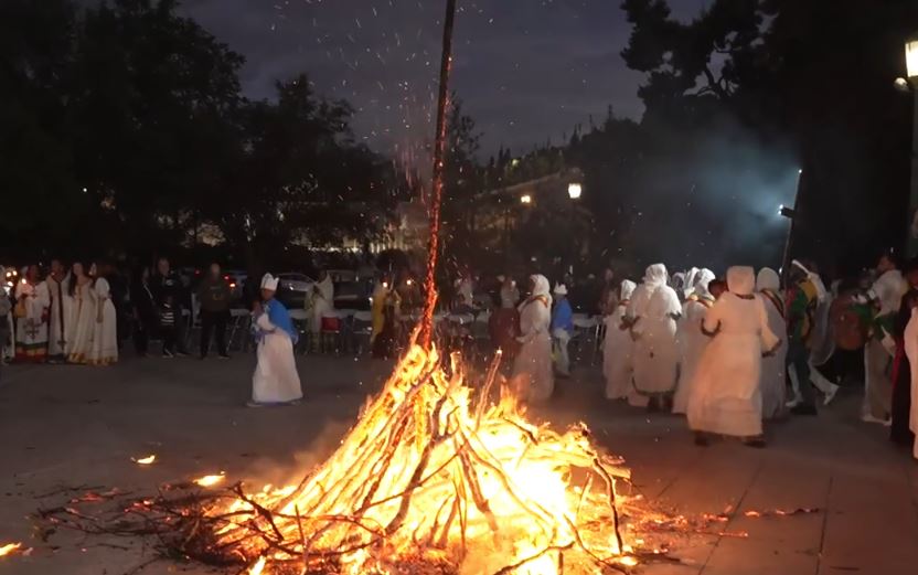 Οι Αιθίοπες της Αθήνας γιόρτασαν το Μεσκέλ στο Ζάππειο: Η μεγάλη φωτιά, το «διονυσιακό» κλίμα και οι ξεχωριστές ψαλμωδίες