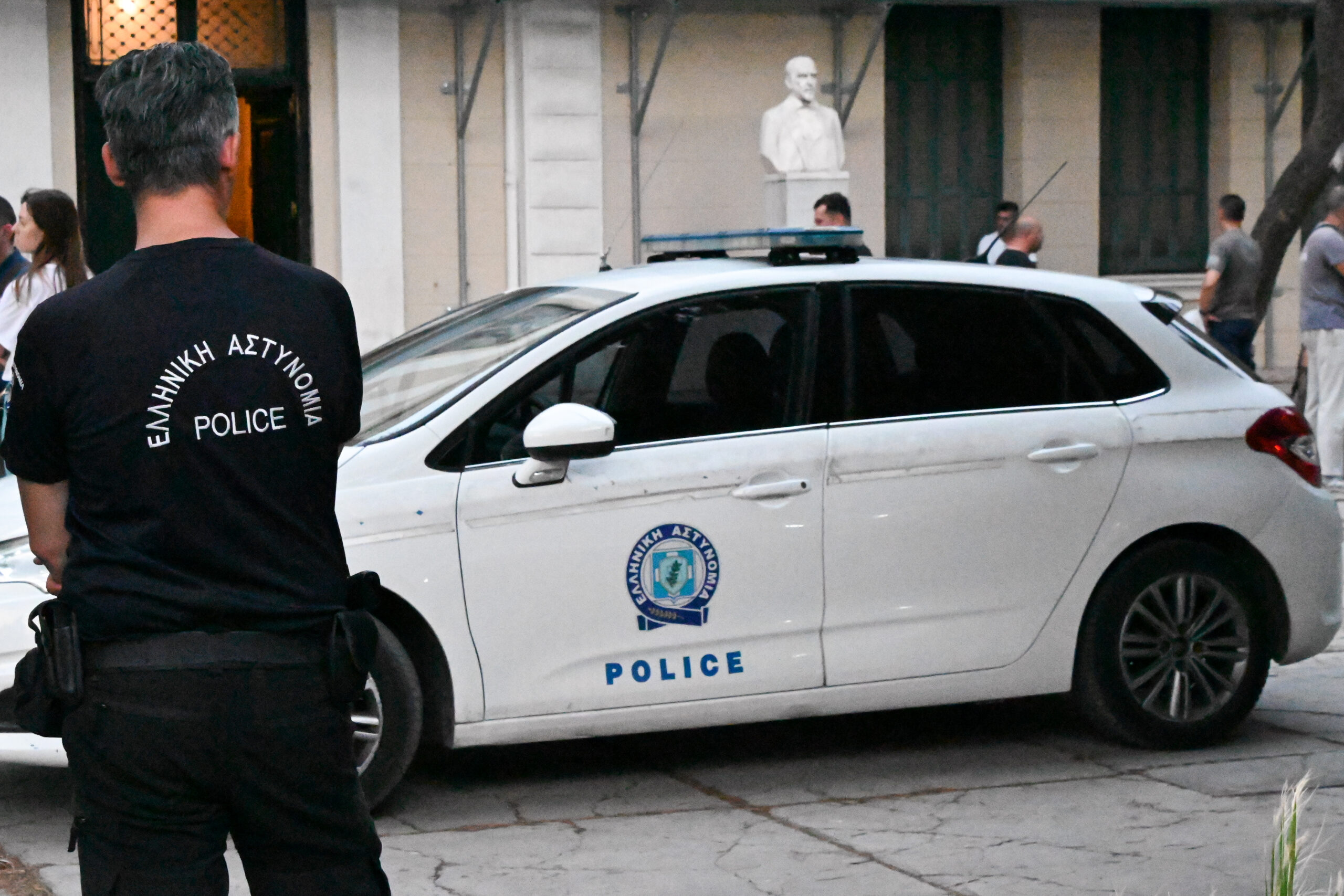Νάξος: Παρέσυρε αστυνομικό σε έλεγχο και εξαφανίστηκε – Εσπευσμένα στην Αθήνα ο τραυματίας