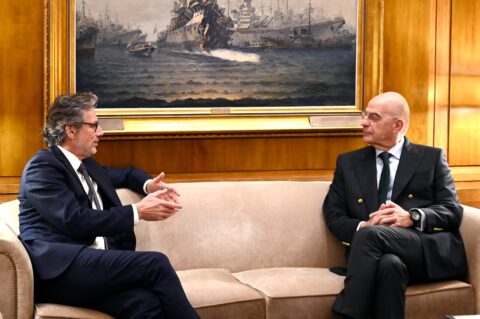 Στην Αθήνα ο υφυπουργός Άμυνας της Γερμανίας – Συνάντηση με τον Νίκο Δένδια