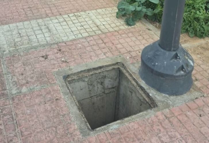 «Πλιάτσικο» στον Πειραιά: Αφαίρεσαν 23 καπάκια φρεατίων από την οδό Κλεισόβης (Βίντεο)