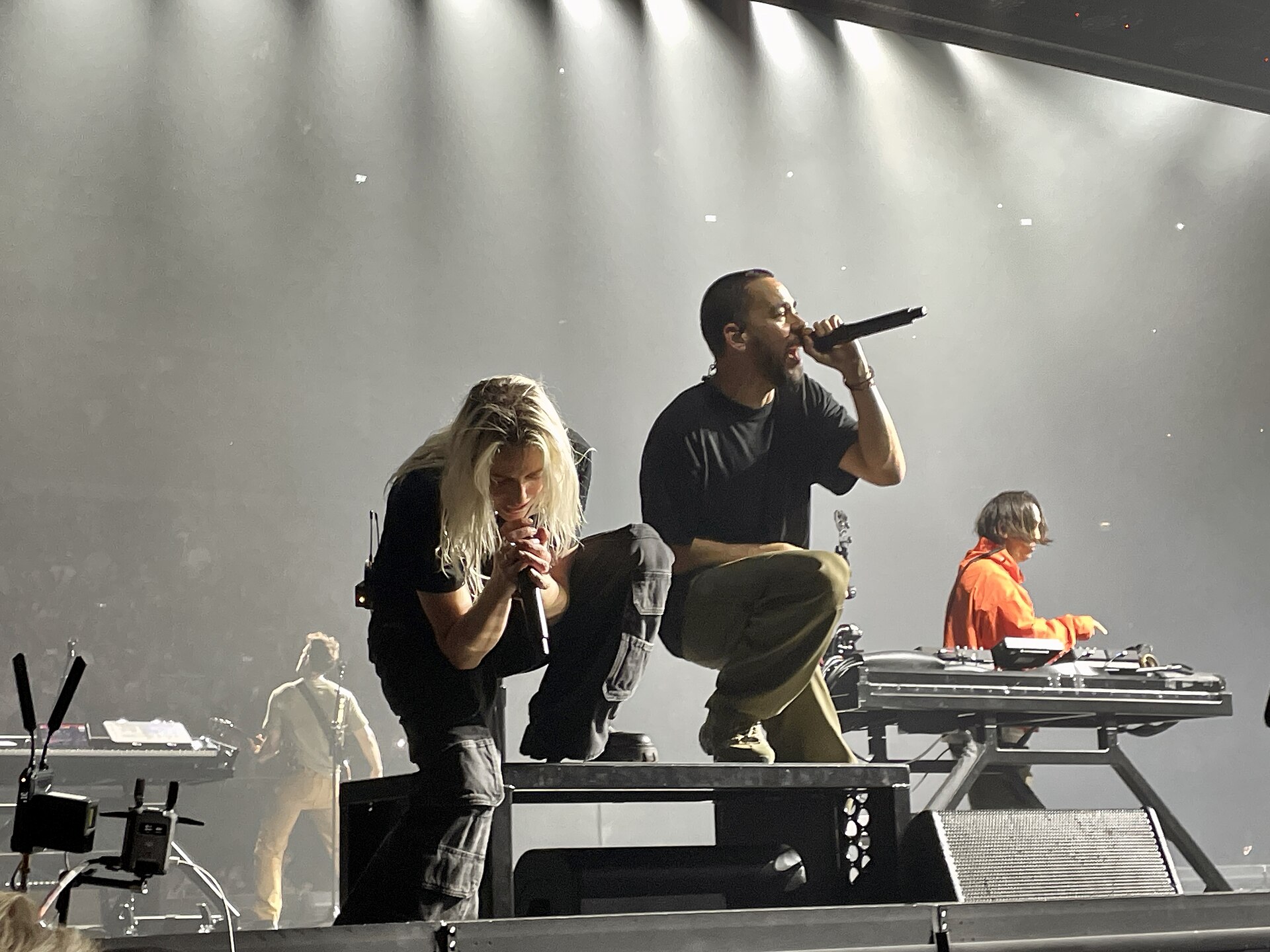 Linkin Park performing "Papercut" at the O2 Arena, London (From Zero World Tour). From left to right: Alex Feder (behind), Emily Armstrong, Mike Shinoda and Joe Hahn.