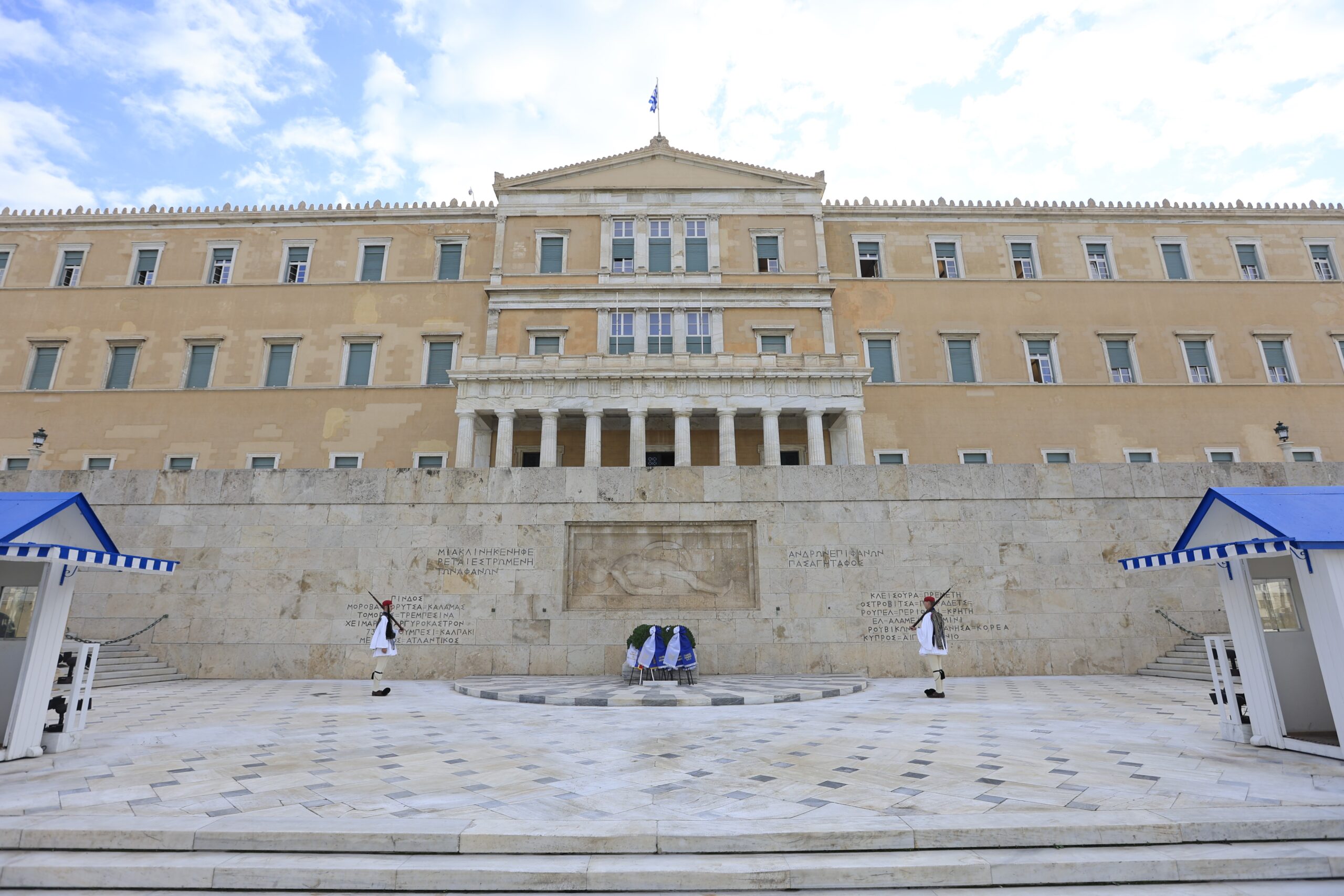 Μνημείο του Αγνώστου Στρατιώτη: Ανάπλαση μετά απο 94 χρόνια – Γκρίζο μάρμαρο στη θέση της ασφάλτου (Βίντεο)
