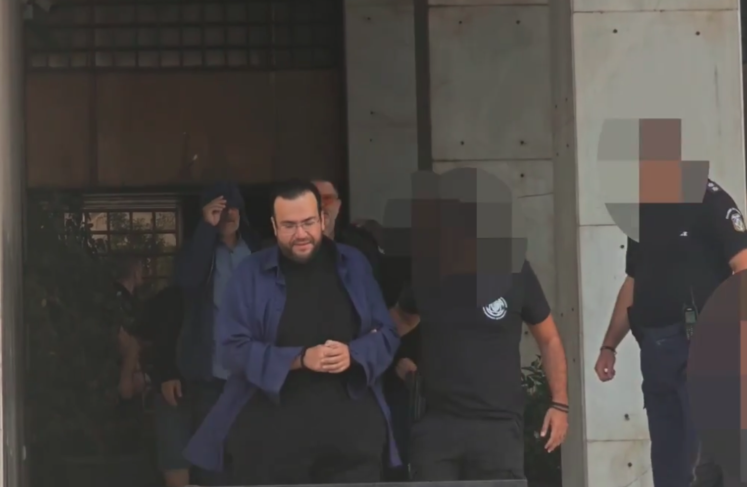Στην Ευελπίδων ο Φίλιππος Καμπούρης για την υπόθεση απάτης σε βάρος του ΕΦΚΑ (Βίντεο)