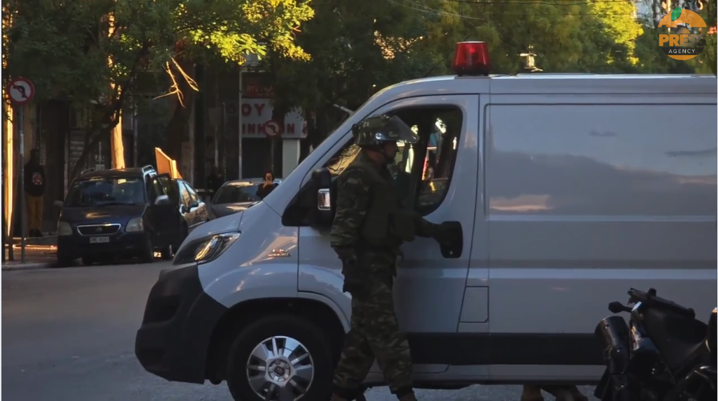 Άγιος Παντελεήμονας: Απομακρύνθηκε η χειροβομβίδα από καφετέρια στην Αχαρνών – Τι εξετάζουν οι Αρχές – Βίντεο από την επιχείρηση του Στρατού