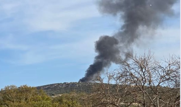 Μαραθώνας: Πυρκαγιά σε αποθήκες του Πολεμικού Ναυτικού – Επιχειρούν επίγειες και εναέριες δυνάμεις