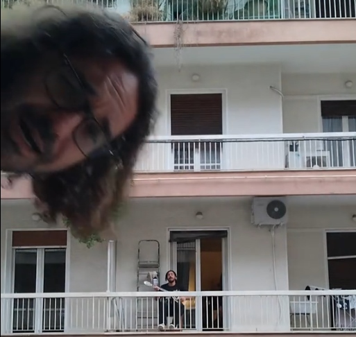 Αθήνα: Δύο μουσικοί παίζουν από αντικριστά μπαλκόνια και τους αποθεώνει η γειτονιά – Το viral βίντεο