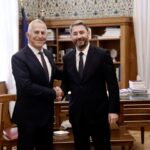 Ένας Αποστολάκης μπορεί να φέρει εκλογική άνοιξη στο ΠΑΣΟΚ; – Η προσχώρηση, οι αιχμές για τις «προσωπικές λύσεις» και η μάχη Ανδρουλάκη–Τσίπρα για τον χώρο της Κεντροαριστεράς