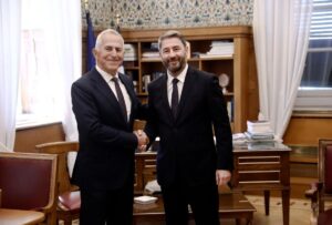 Ένας Αποστολάκης μπορεί να φέρει εκλογική άνοιξη στο ΠΑΣΟΚ; – Η προσχώρηση, οι αιχμές για τις «προσωπικές λύσεις» και η μάχη Ανδρουλάκη–Τσίπρα για τον χώρο της Κεντροαριστεράς