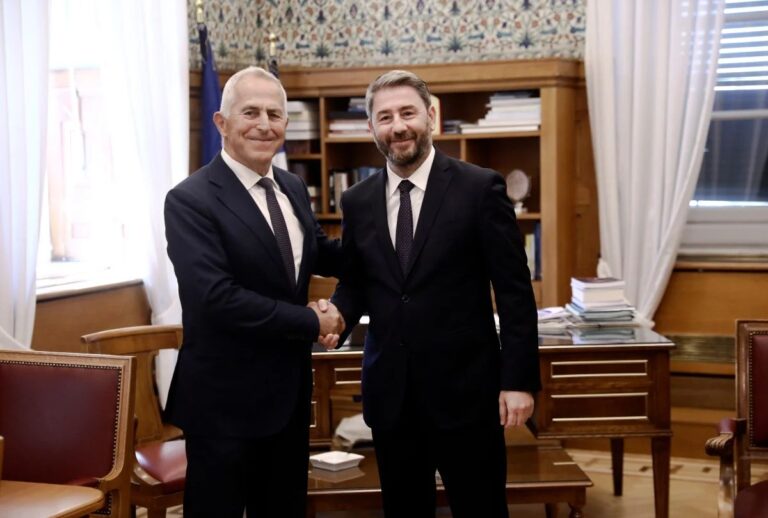 Ένας Αποστολάκης μπορεί να φέρει εκλογική άνοιξη στο ΠΑΣΟΚ; – Η προσχώρηση, οι αιχμές για τις «προσωπικές λύσεις» και η μάχη Ανδρουλάκη–Τσίπρα για τον χώρο της Κεντροαριστεράς