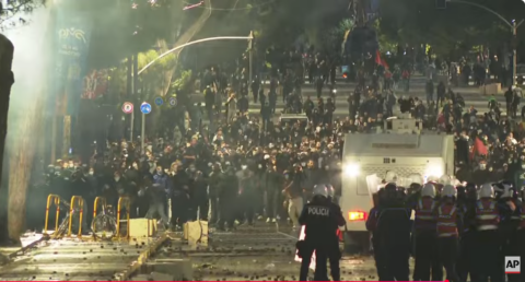 «Φλέγονται» ξανά τα Τίρανα: Πολιορκούν το γραφείο του Ράμα οι διαδηλωτές – Σοκάρουν τα βίντεο αστυνομικής βίας (Βίντεο)