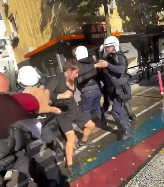 Άγριο επεισόδιο στην Αλβανία: Φοιτητές επιτέθηκαν με τούβλα στο υπουργείο Παιδείας (Βίντεο)