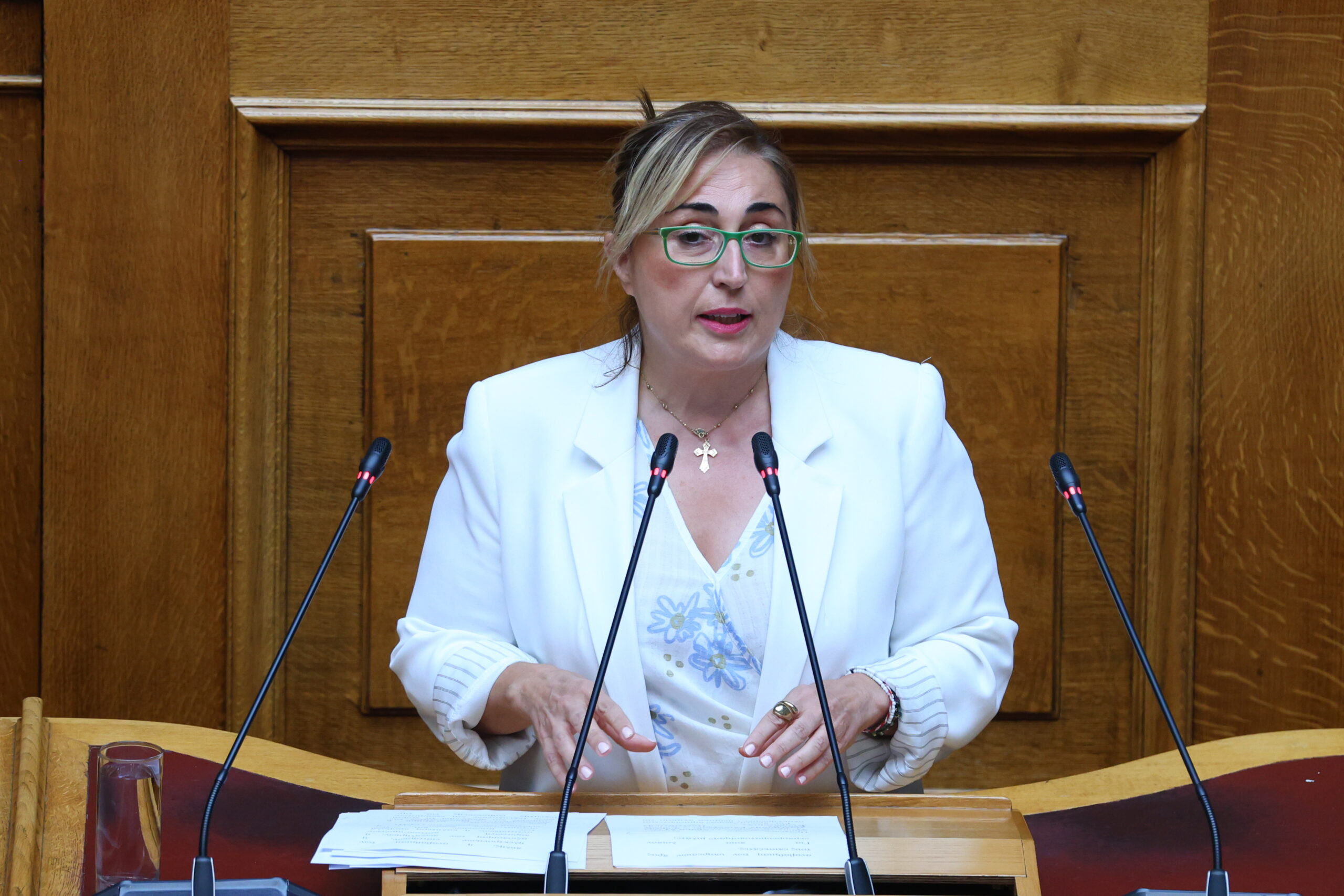 Έρευνα στο ιατρείο της βουλευτού ΝΔ Στέλλας Αραμπατζή – Καταγγελία για μπότοξ και αισθητικές παρεμβάσεις – Απειλεί με μηνύσεις : «Ελέγχομαι για μια πινακίδα» (Βίντεο)