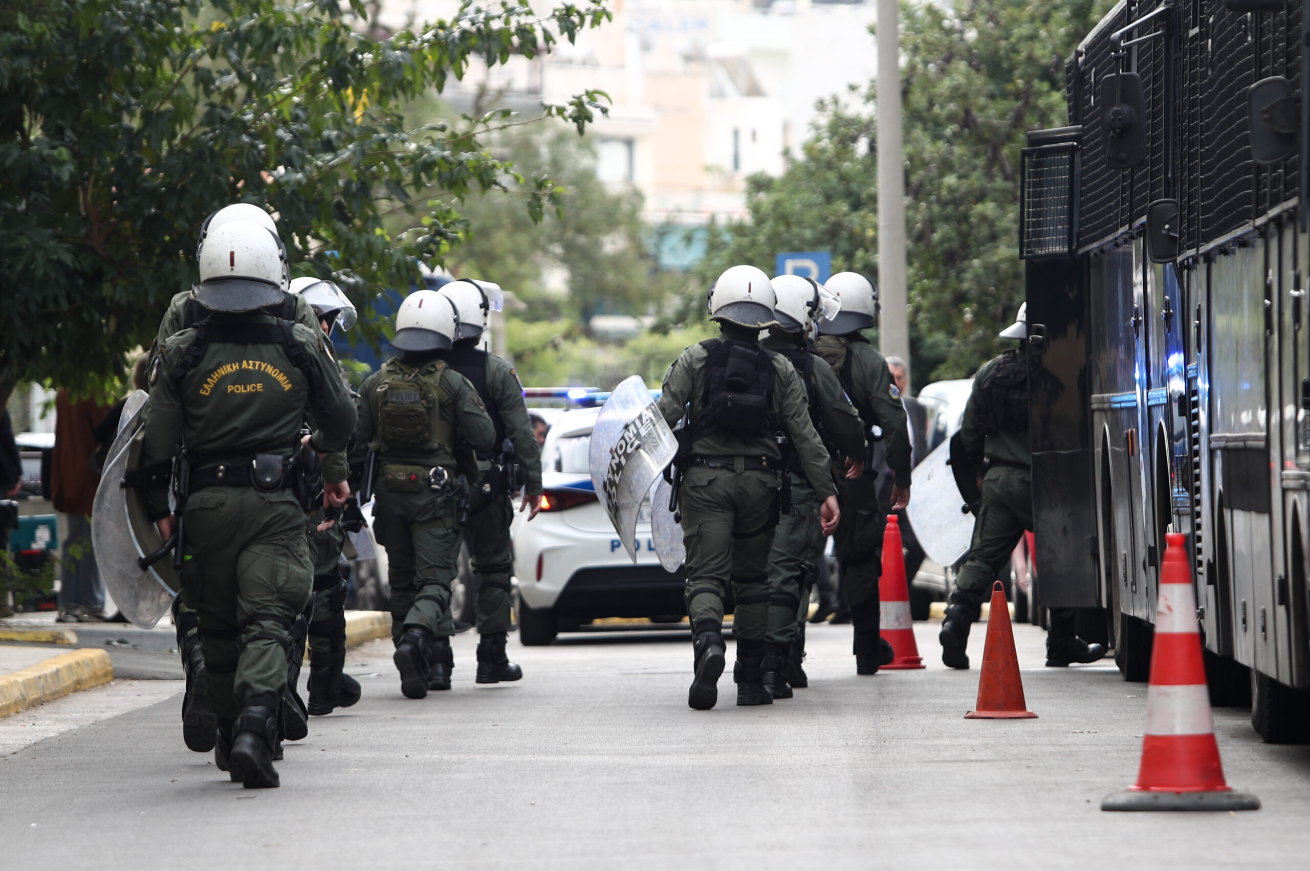 Marfin: Ένταση έξω από την Ευελπίδων με κρότου λάμψης – Προθεσμία για τους τρεις να απολογηθούν την ερχόμενη εβδομάδα