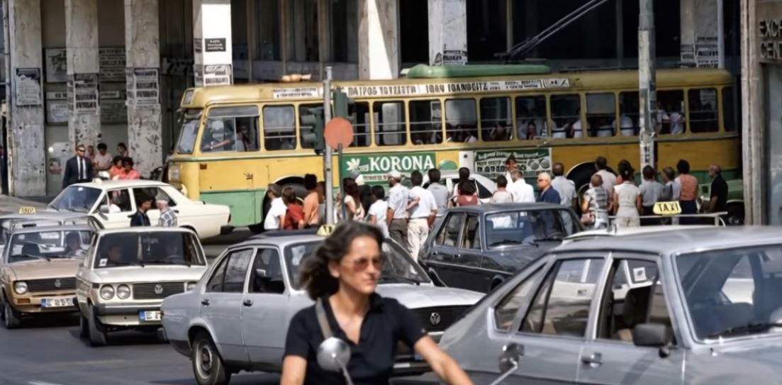 Δείτε την Αθήνα το 1980 – Η πόλη που άφηνε πίσω της τα 70s (Βίντεο)