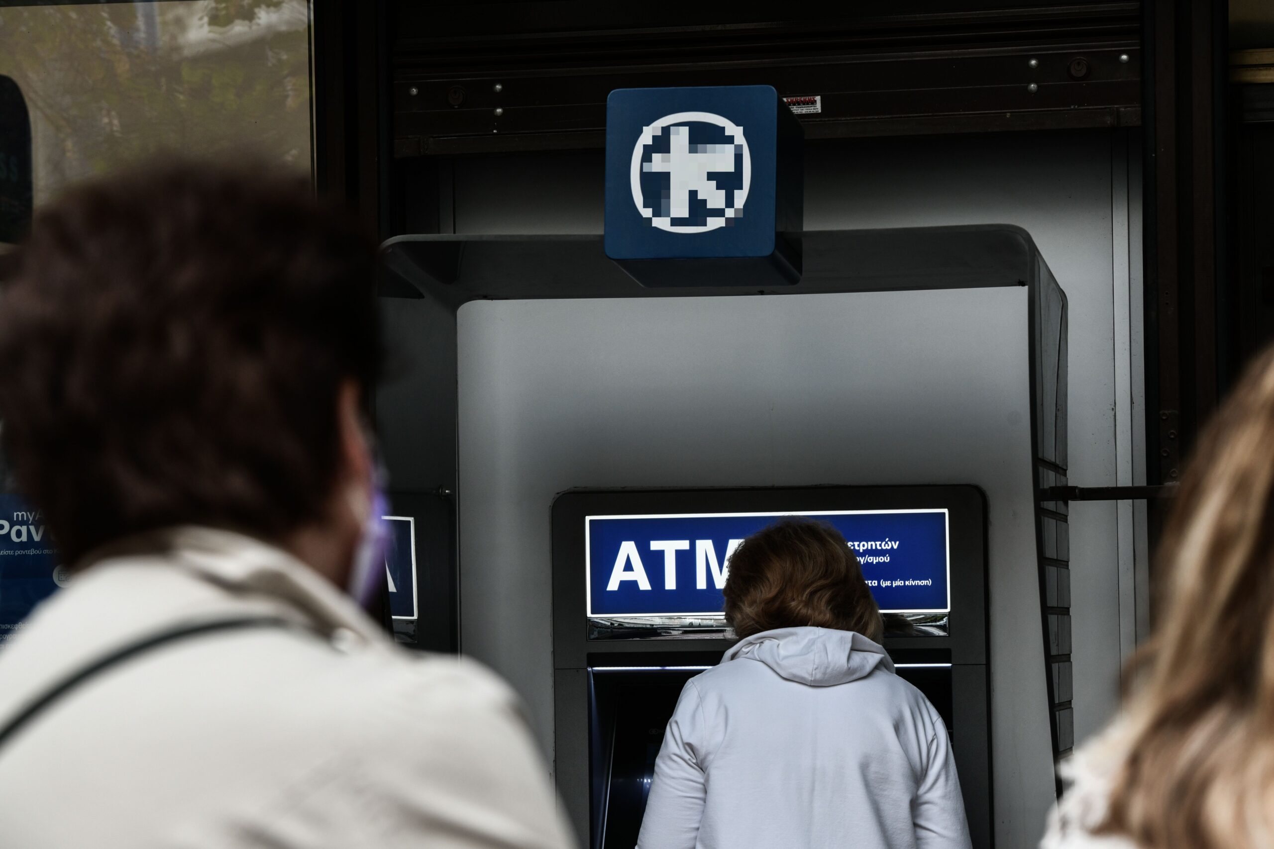 Επίδομα 719 ευρώ: Ποιοι προλαβαίνουν να πάρουν τα χρήματα έως τις 30 Νοεμβρίου
