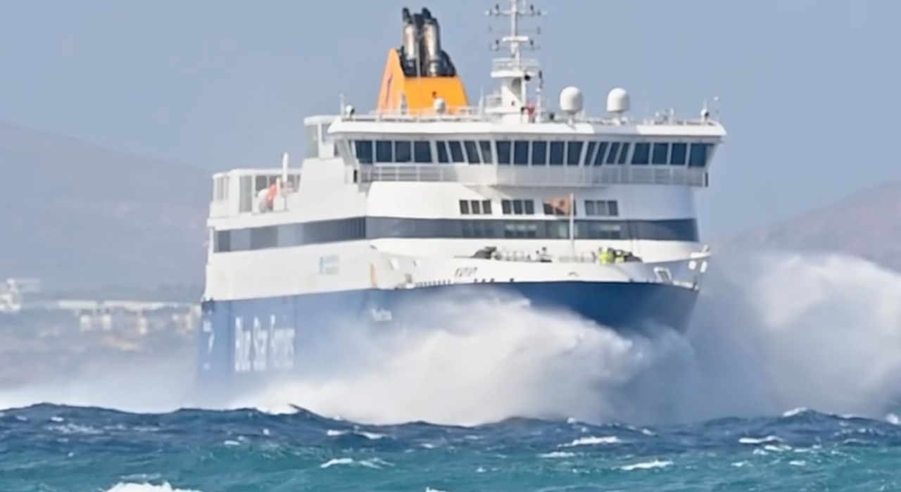 Νάξος: Μάχη με τα κύματα για το Blue Star Naxos – Έδεσε με ριπές 33 κόμβων (Βίντεο)
