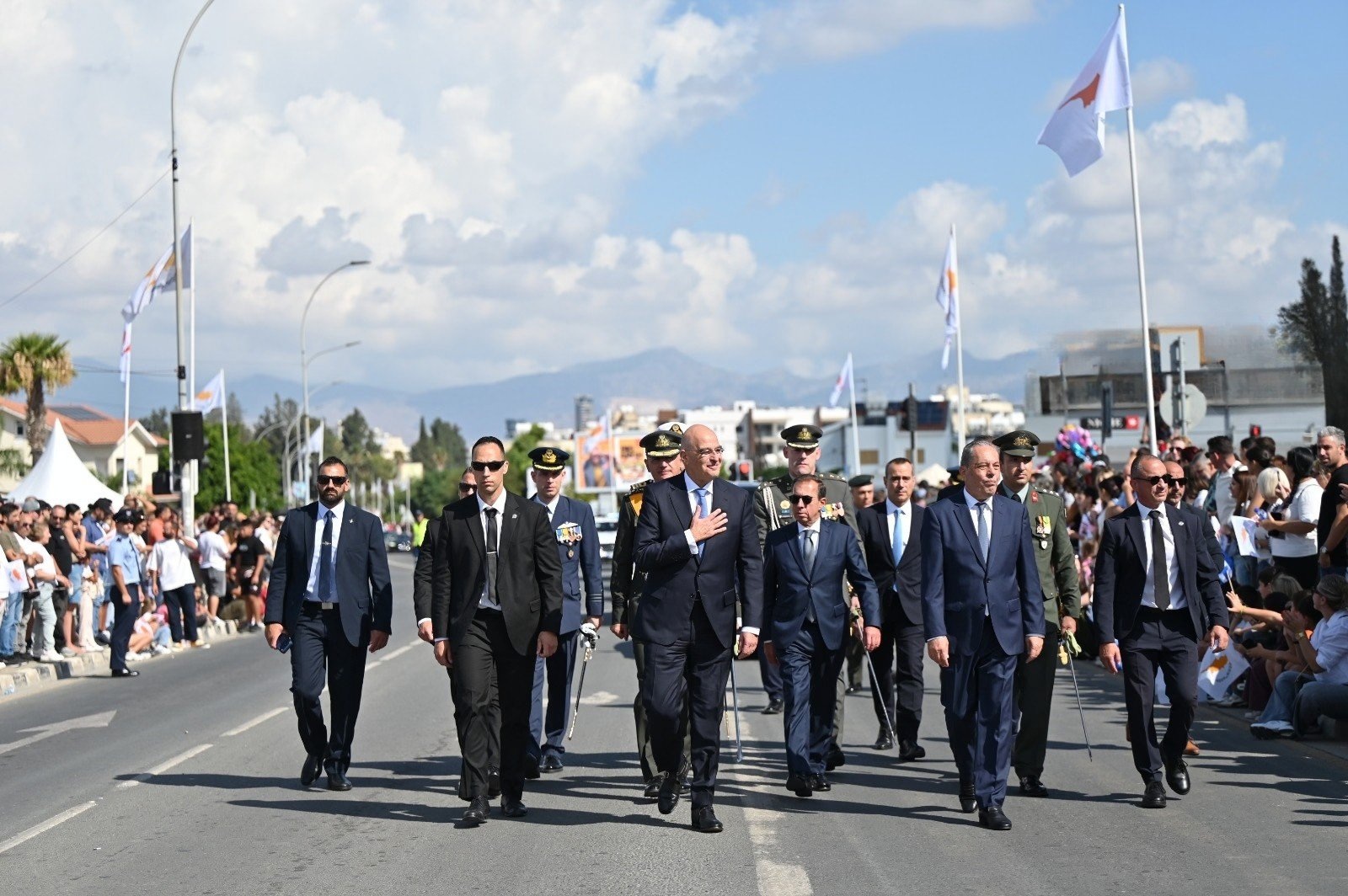 Κύπρος: Η θερμή υποδοχή που συγκίνησε τον Δένδια
