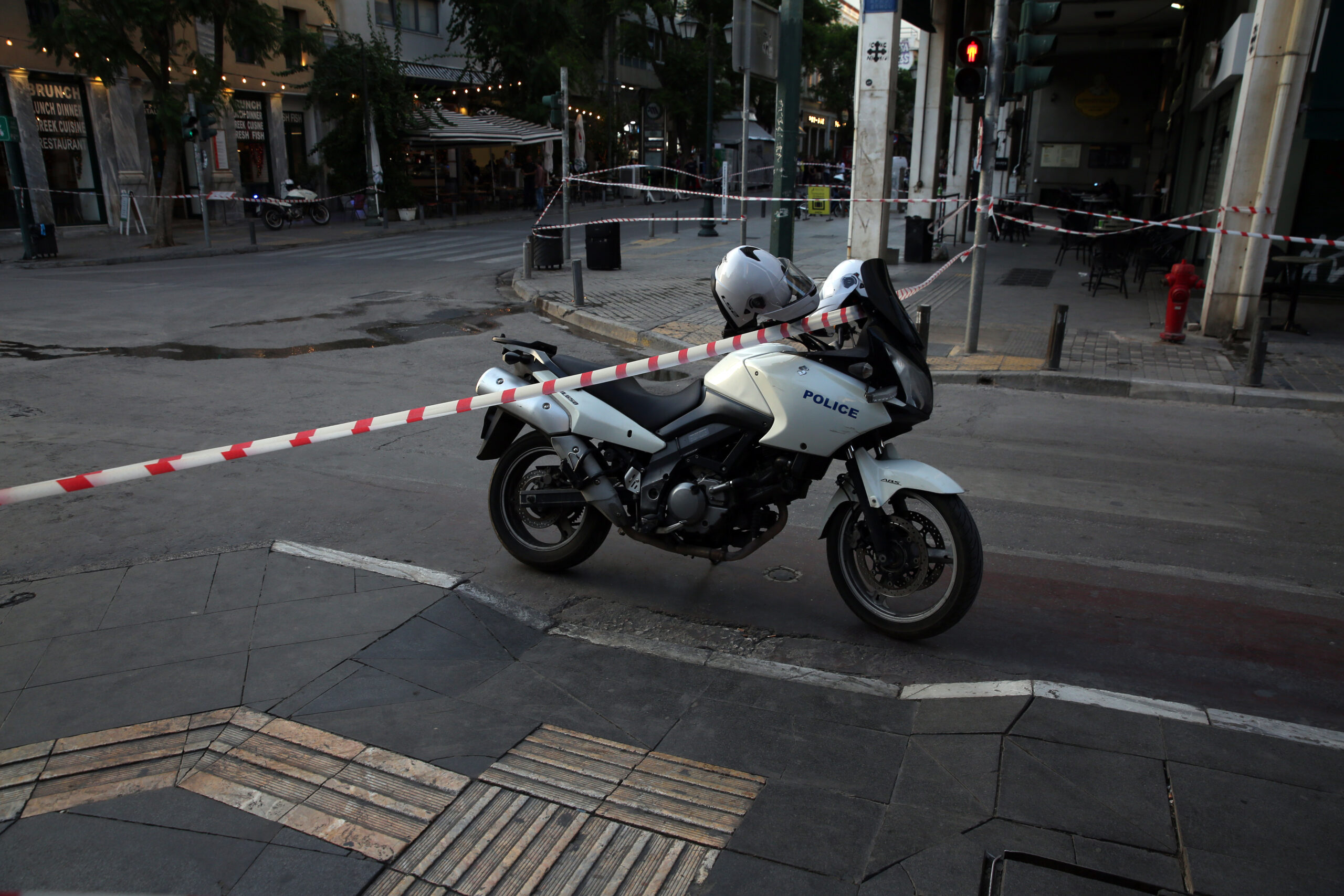 Καλλιθέα: Αστυνομική επιχείρηση για φιαλίδια με επικίνδυνη ουσία – Κλιμάκιο ΤΕΕΜ επί τόπου – Εκκένωση δύο πολυκατοικιών
