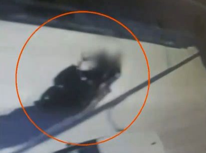 Επίθεση στην Ελευσίνα: Μπλούζες ακροδεξιών οργανώσεων στα σπίτια των δραστών (Βίντεο)