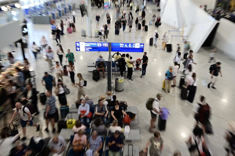 Αεροδρόμιο «Ελ. Βενιζέλος»: Ακυρώσεις πτήσεων και καθυστερήσεις λόγω βλάβης στα ραντάρ στην Ιταλία (Βίντεο)