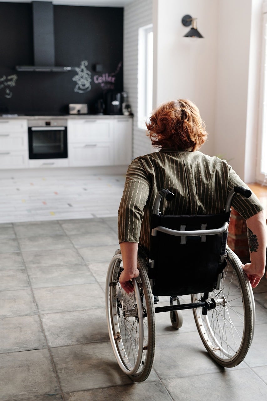 wheelchair, kitchen, accessible, independence, home, woman, lifestyle, comfort, modern design, movement, self-sufficiency, healthcare, daily activities, home life, support, assistance, autonomy, innovation, resilience
