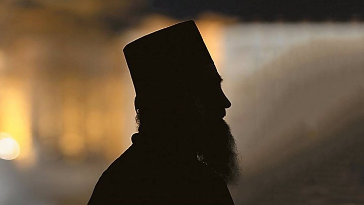 Γρεβενά: Ιερέας κατηγορείται ότι εκβίαζε την πρώην σύντροφό του με ροζ υλικό – Τι βρέθηκε στο κινητό του