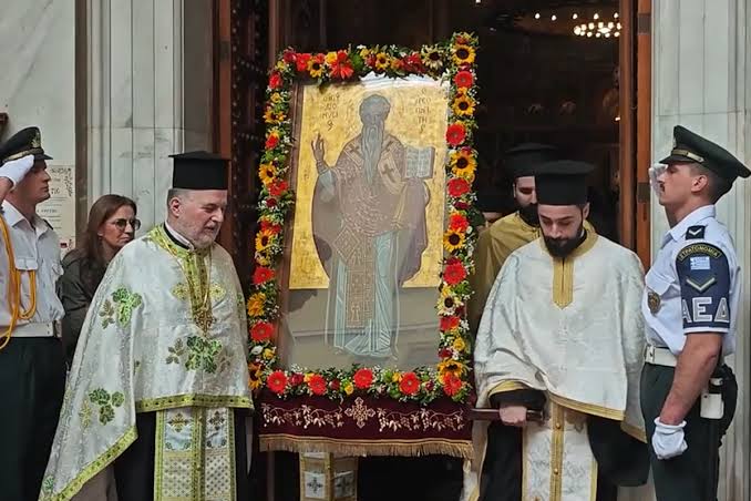 Με λαμπρότητα η λιτάνευση του Αγίου Διονυσίου στο Κολωνάκι – Εκατοντάδες πιστοί και πολιτική ηγεσία στην πομπή