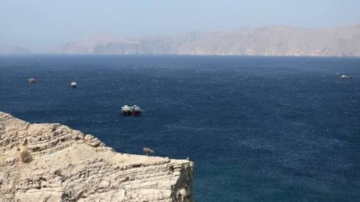 Στενά του Ορμούζ: Βυθίστηκε container ship ύστερα από πλήγμα με βλήμα ανοιχτά του Ιράν