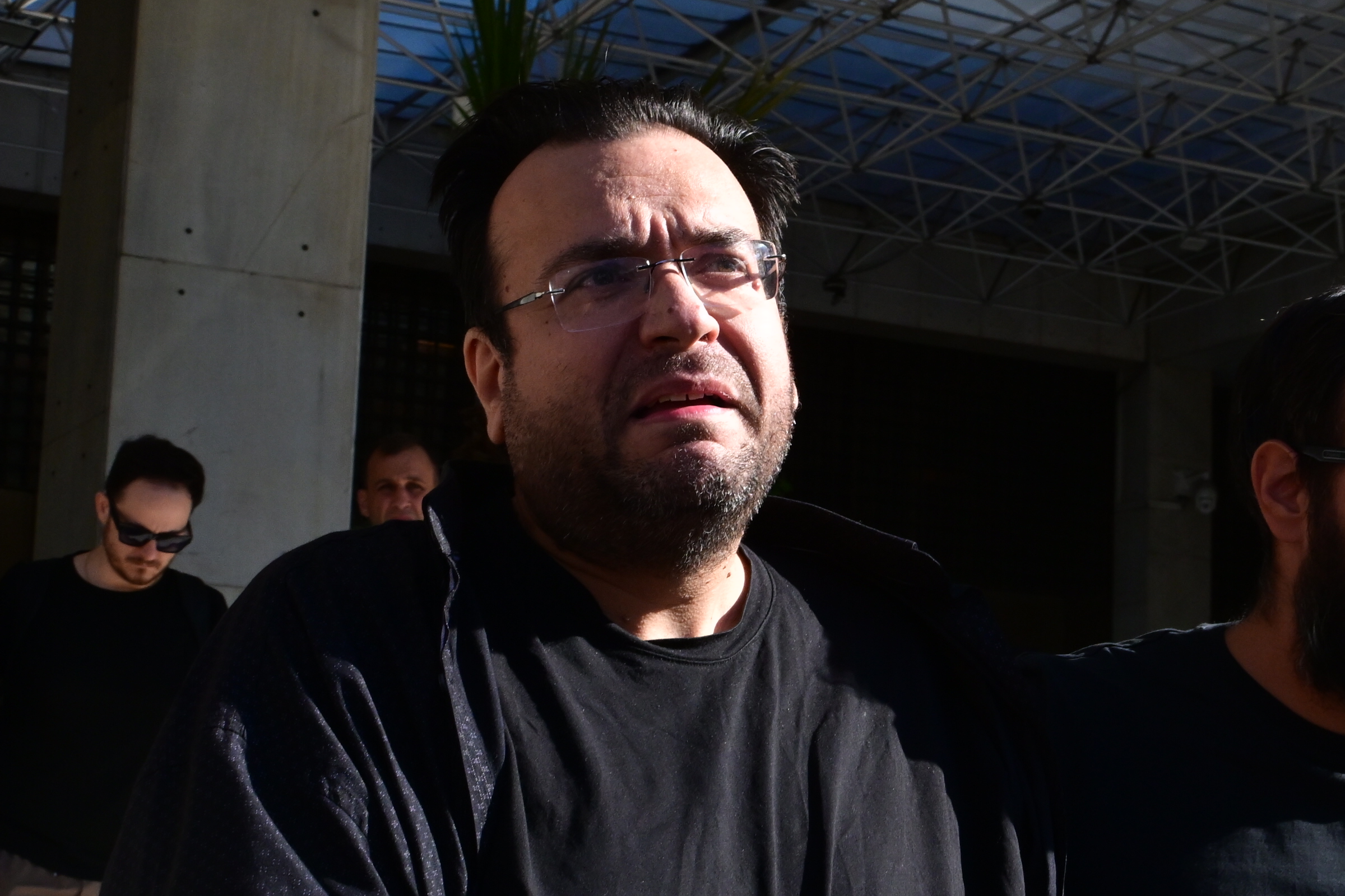 Φίλιππος Καμπούρης: «Είμαι αθώος, είναι σκευωρία», φώναξε κατά την μεταγωγή του στην Ευελπίδων (Βίντεο)