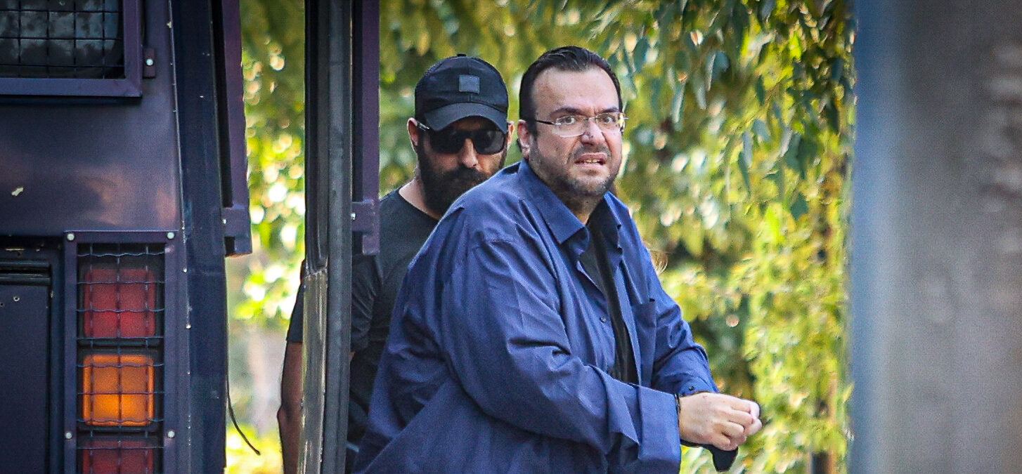 Απάτη στον ΕΦΚΑ: Προφυλακιστέοι ο Καμπούρης, η σύζυγός του και ακόμη τρεις κατηγορούμενοι – Το πινγκ πονγκ των ευθυνών για τις 29 εικονικές εταιρείες