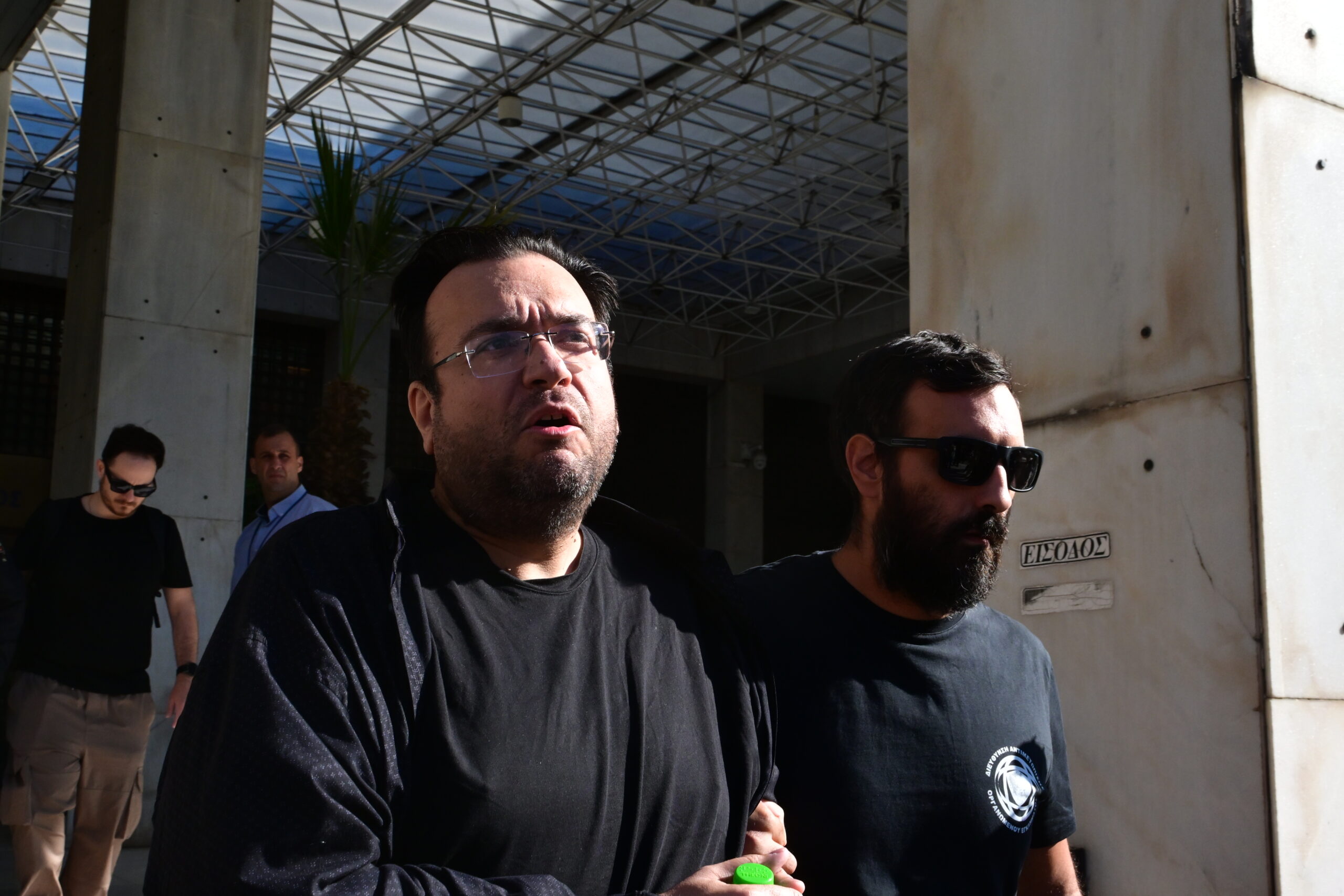 Πήρε προθεσμία για την Κυριακή ο Φίλιππος Καμπούρης: «Δεν είναι απάτη, είναι οφειλή στον ΕΦΚΑ» λέει ο δικηγόρος του 