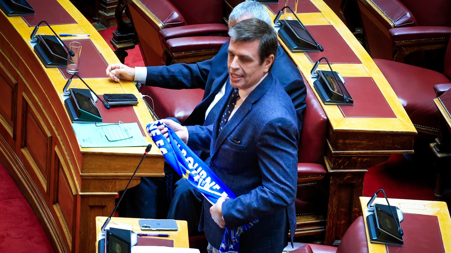 Βουλή: Με κασκόλ της «Ελλάς Μελβούρνης» στην Ολομέλεια ο Δημήτρης Καιρίδης