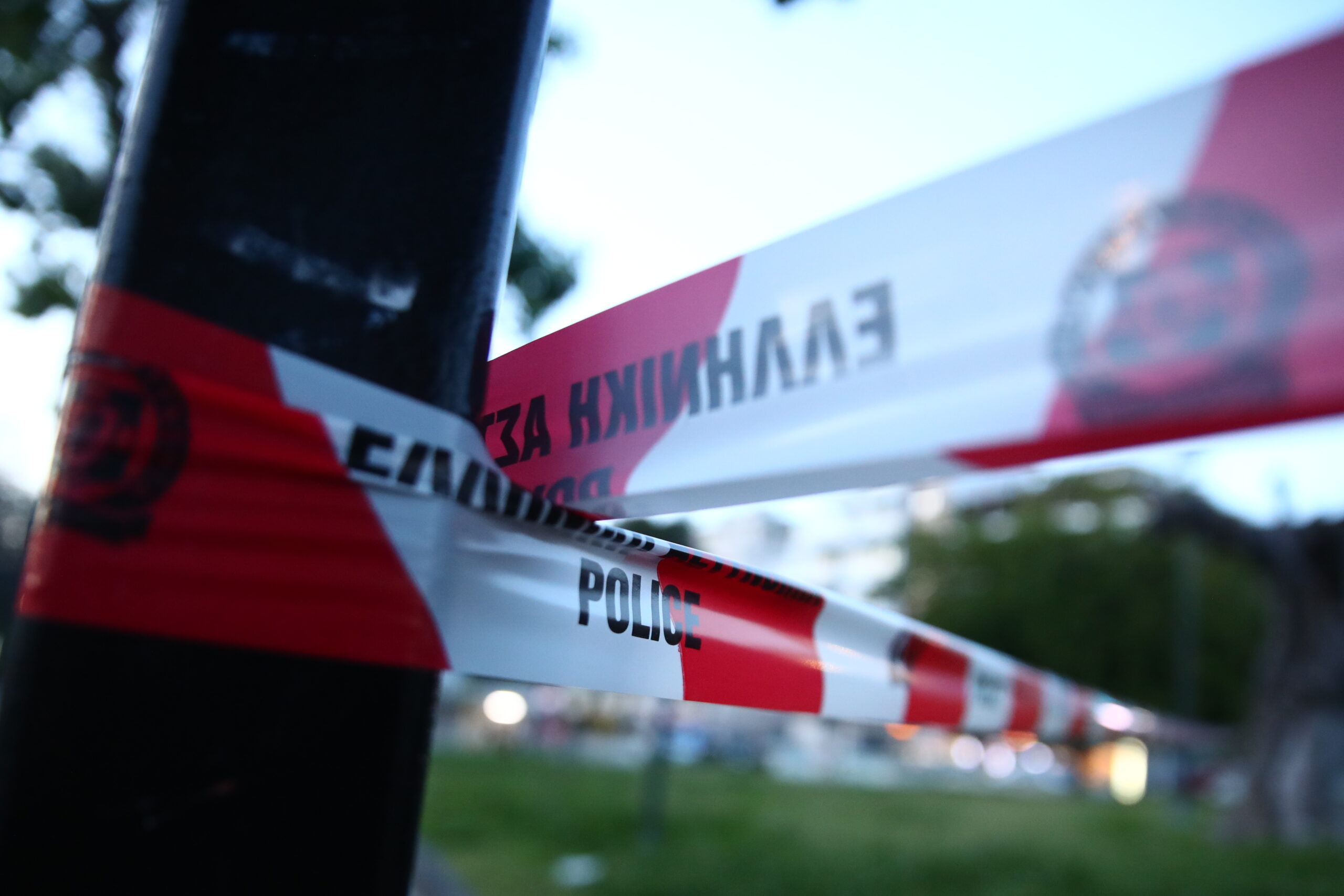 Θρίλερ στη Ραφήνα: Νεκρός 30χρονος σε πάρκινγκ pet shop