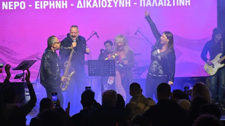 Ζωή Κωνσταντοπούλου: Ανέβηκε στη σκηνή του Θεάτρου Ρεματιάς και τραγούδησε