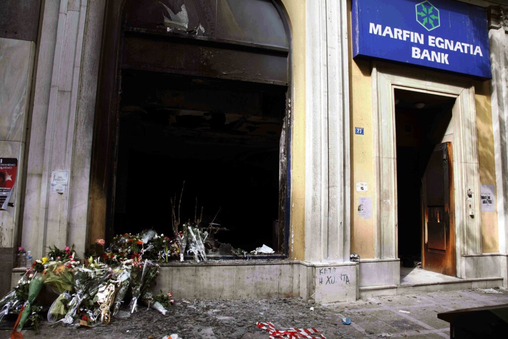 Υπόθεση Marfin: Στην Ανακρίτρια ξανά οι τρεις κατηγορούμενοι – Το βαρύ κατηγορητήριο, το οργανωμένο σχέδιο και οι συλλήψεις