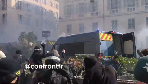 Γαλλία: Διαδηλωτές εισέβαλαν στο Δημαρχείο της Μασσαλίας – Επεισόδια σε Παρίσι και Λιόν – Έκκληση Μακρόν για ηρεμία (Βίντεο)